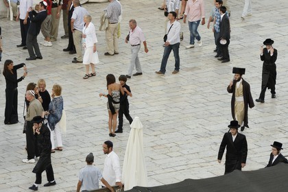 Israel, Jérusalem, ville sainte, vieille-ville classée Patrimoine Mondial de l'UNESCO, juifs ortodoxes au pied de l'esplanade du Temple ou esplanade des Mosquées