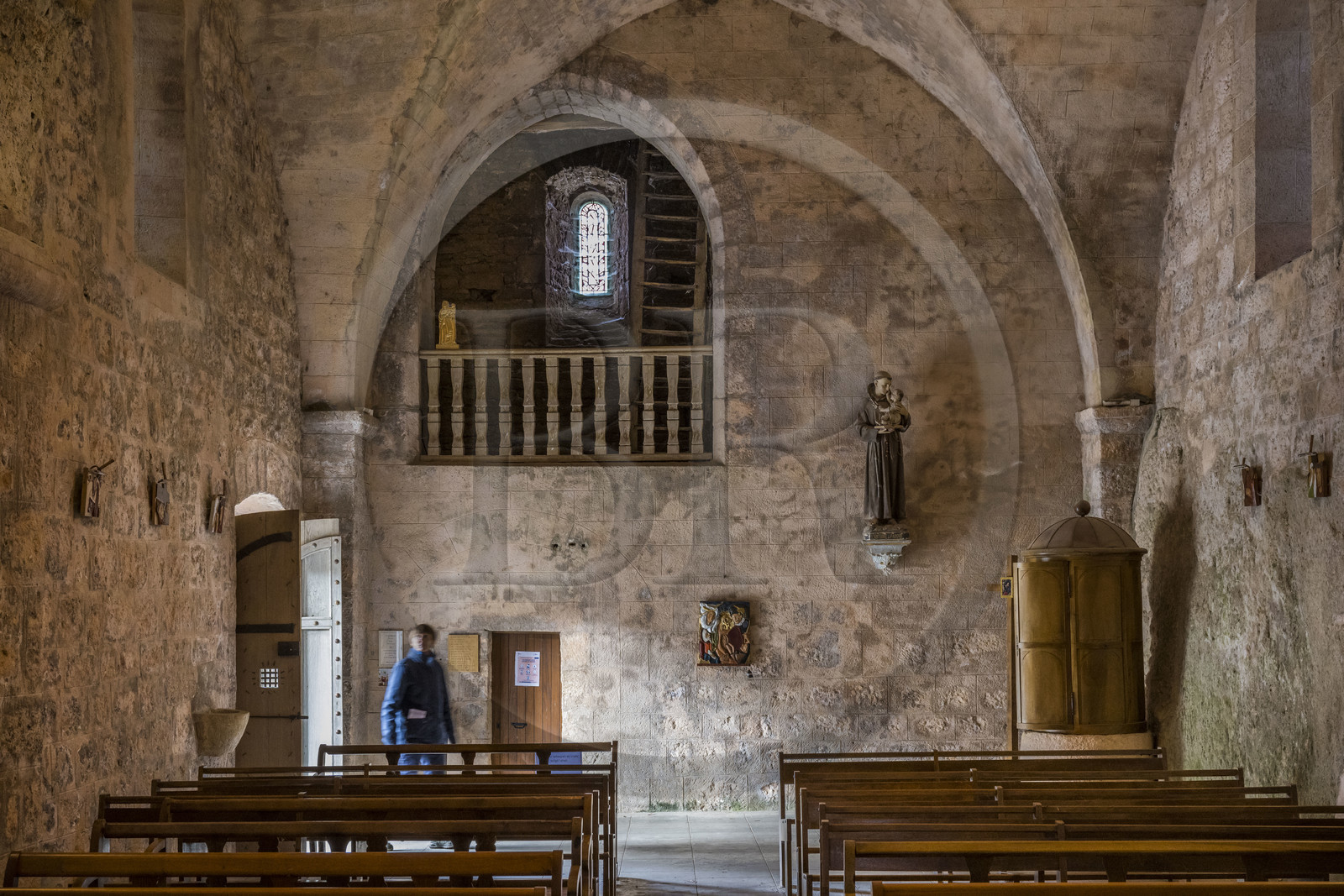 France, Aveyron (12), Causses et les Cévennes, paysage culturel de l'agro-pastoralisme méditerranéen, classés Patrimoine Mondial de l'UNESCO, La Couvertoirade, labellisé Les Plus Beaux Villages de France, village fortifié sur le plateau du Larzac, l'église Saint-Christol, les fonds baptismaux à droite