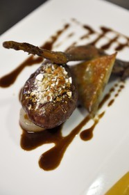 France, Dordogne (24), Périgord Blanc, Périgueux, pigeon roti cuisiné par le chef Eric Vidal du restaurant l'Essentiel