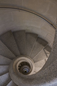Espagne, Catalogne, Barcelone, quartier de l'Eixample, basilique de la Sagrada Familia de l'architecte du modernisme catalan Antoni Gaudi classée Patrimoine Mondial de l'UNESCO, escalier intérieur de la facade de la Gloire