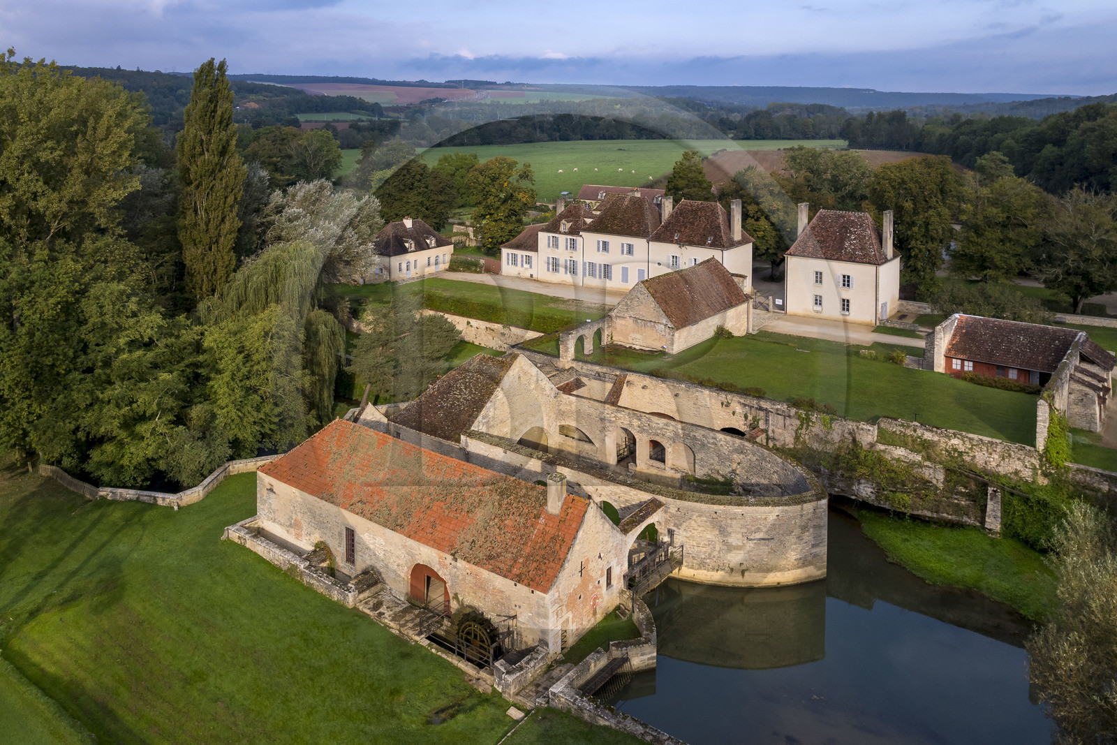 France, Côte-d'Or (21), Buffon, la Grande Forge de Buffon alimenté par l'Armançon, la maison du maître et les habitations ouvrières en arrière plan (vue aérienne)