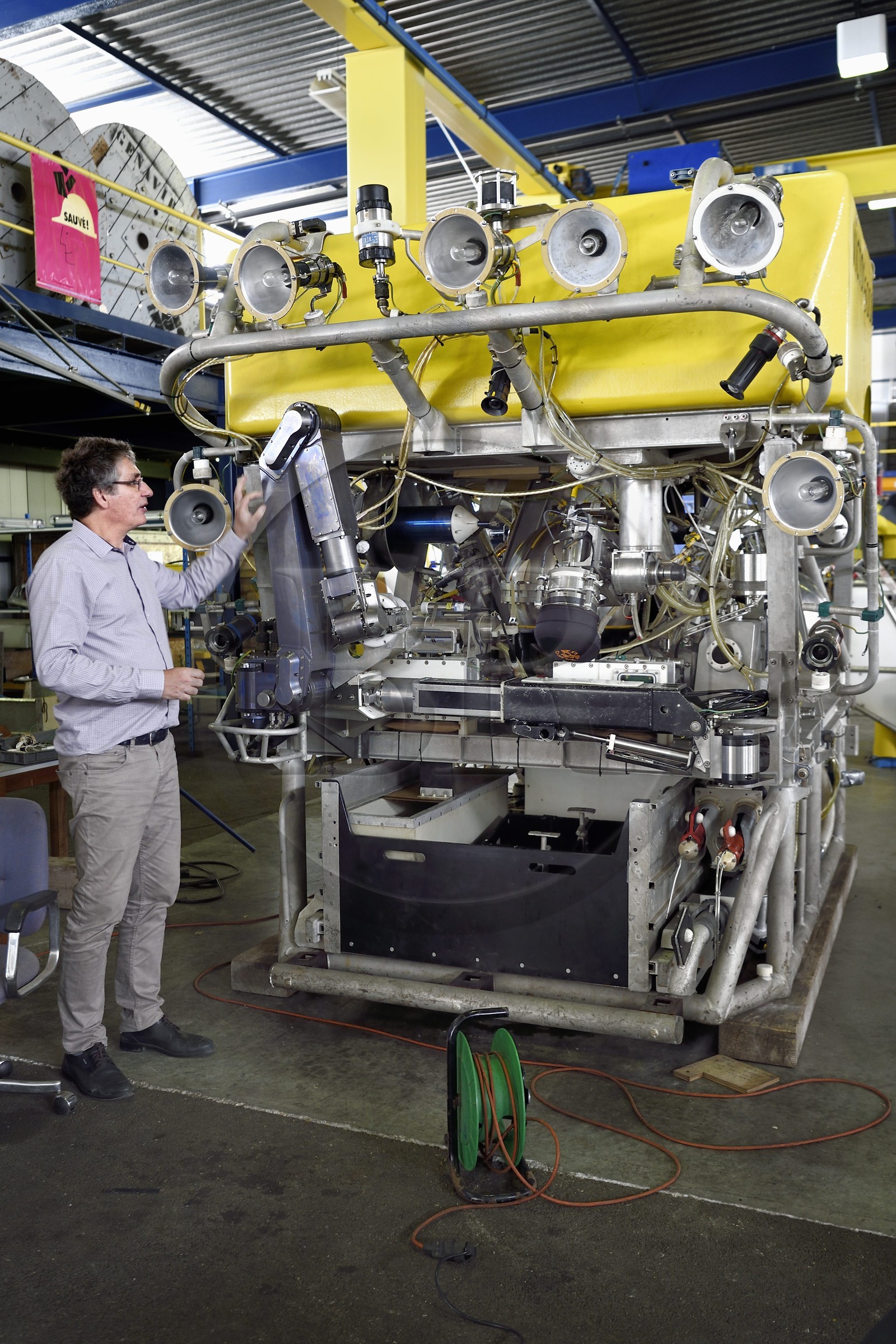 France, Var (83), La Seyne-sur-Mer, Vincent Rigaud, directeur du Centre de Méditerranée de l’Ifremer, devant le véhicule sous-marin autonome (AUV) Victor 6000