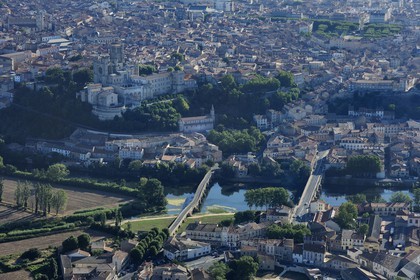 France, Hérault (34), Béziers avec la cathédrale Saint Nazaire et la rivière Orb (vue aérienne)