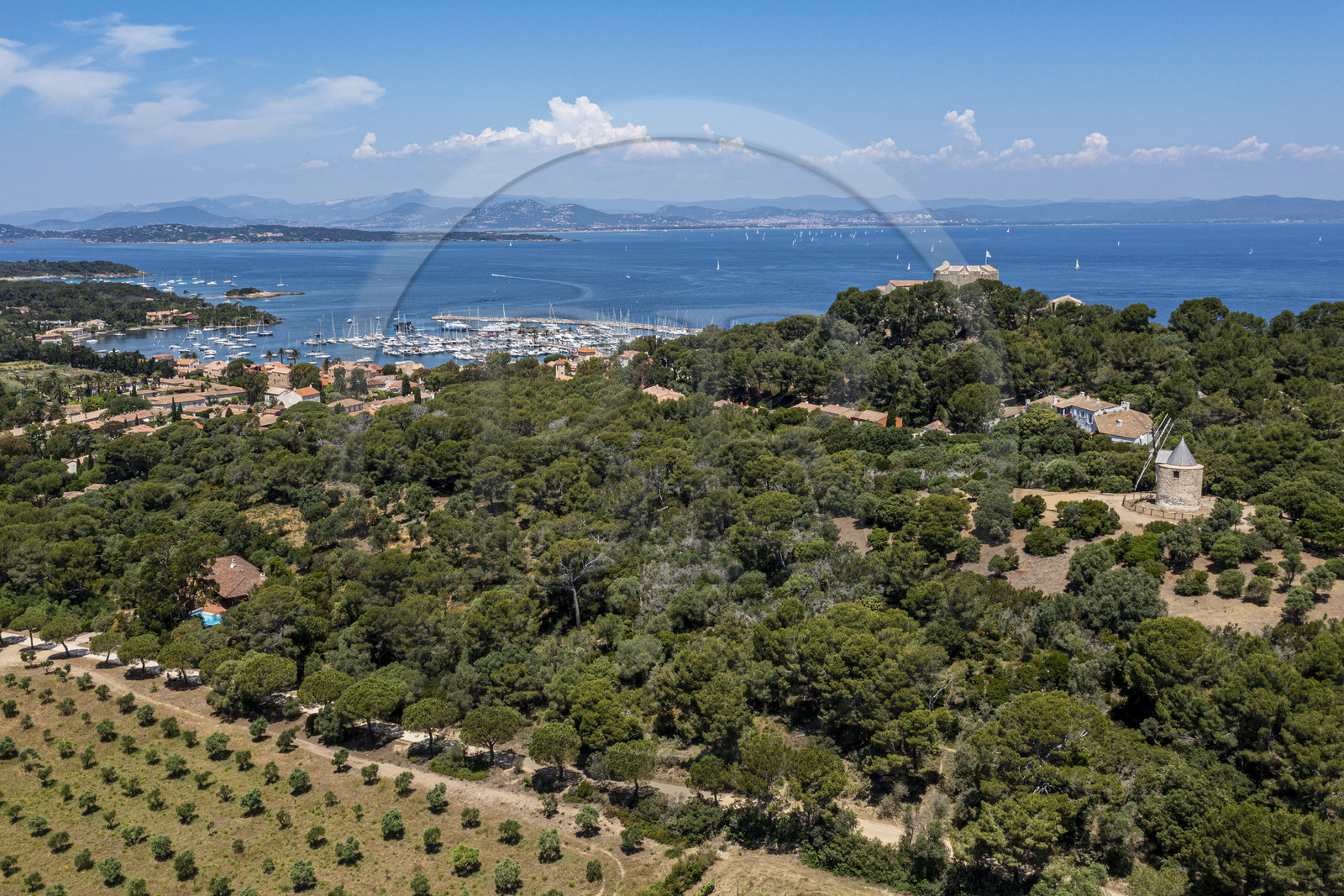 France, Var (83), Iles d'Hyères, parc national de Port Cros, Ile de Porquerolles, le moulin à vent, le village et le port de Porquerolles dominés par le chateau Sainte-Agathe (vue aérienne)