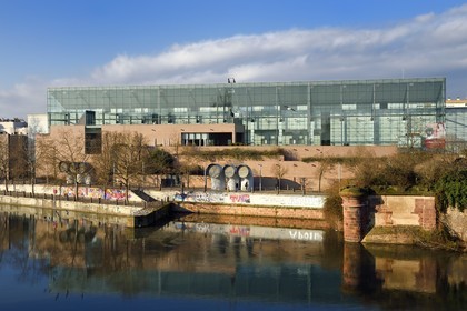 France, Bas-Rhin (67), Strasbourg, vieille ville classée au Patrimoine Mondial de l’UNESCO, Musée d'Art Moderne et Contemporain de Strasbourg (MAMCS) de l'architecte Adrien Fainsilber en bordure de la rivière l'Ill
