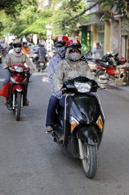 Vietnam, Hanoï, circulation en moto dans la vieille ville, emmitouflage contre le soleil par 35° et protection contre la pollution