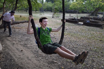 Sri Lanka, province du Centre-Nord, Polonnaruwa, l'ancienne capital du pays (XIe au XIIIe siècle), balançoire naturelle dans une branche liane