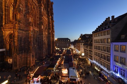 France, Bas Rhin, Strasbourg, listed as World Heritage by UNESCO, Place de la Cathedrale, Christmas Market (Christkindelsmarik) and the Notre Dame Cathedral