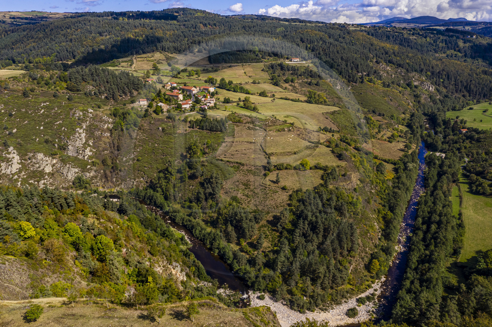 France, Haute-Loire (43), vallée de la Loire, Lafarre, point de vue panoramique sur le fleuve depuis le haut des gorges, le village de Gramaize sur la rive droite et le plateau du Mézenc en arrière plan (vue aérienne)