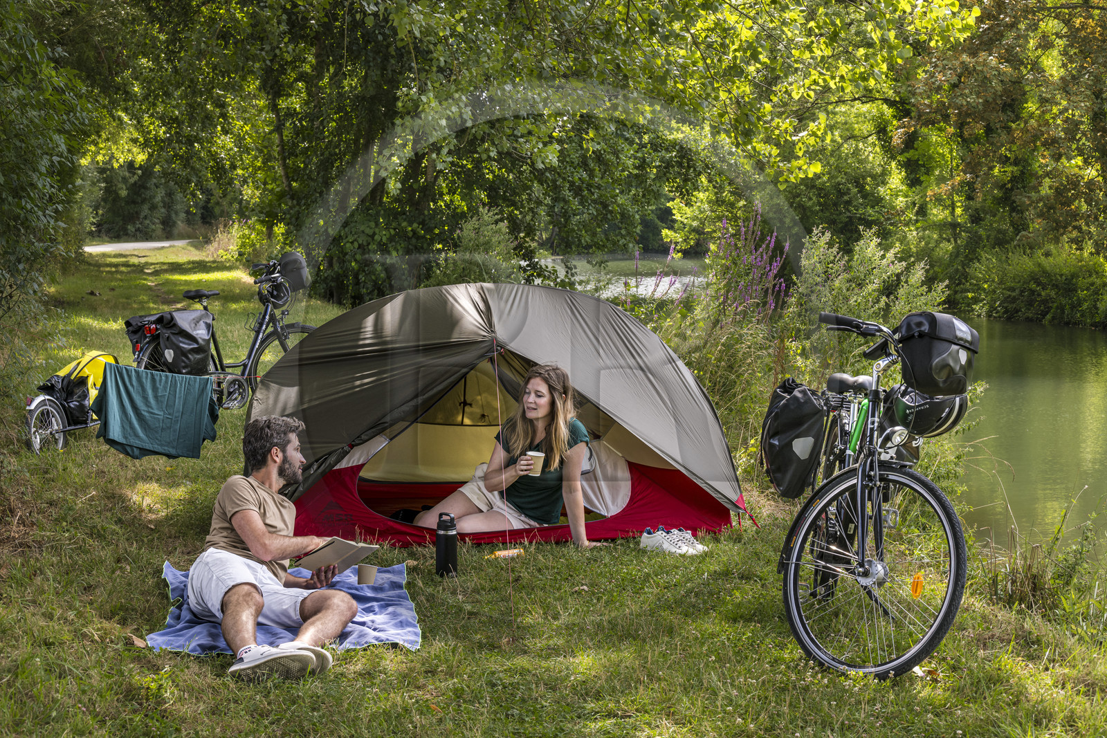 France, Deux-Sèvres (79), le Marais Poitevin, la Venise Verte, Magné, randonnée à bicyclette, campement pour la nuit le long de la Sèvre Niortaise