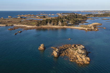 France, Cotes-d'Armor, Cote d'Ajoncs, Penvénan, Port Blanc, Saint-Gildas Island (aerial view)