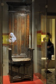 France, Hérault (34), Pézenas, vieille ville, hôtel Saint Germain, actuellement musée de Vulliod-Saint-Germain, le fauteuil de Molière de la boutique du barbier Gely et la copie du buste de Molière par Houdon