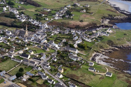 France, Finistère (29), parc naturel régional d'Armorique, mer d'Iroise, Ile d'Ouessant, réserve de Biosphère (UNESCO), le village de Lampaul (vue aérienne)