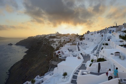 Grèce, Les Cyclades, mer Égée, île de Santorin (Thira ou Théra), village de Oia, l'hôtel Relais & Châteaux Kirini Suites & Spa