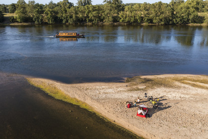 France, Maine-et-Loire (49), vallée de la Loire classée au Patrimoine Mondial par l'UNESCO, randonnée à bicyclette le long des berges de la Loire, campement pour la nuit sur un des bancs de sable formant des îles sur la Loire, une gabarre (bateau traditionnel à fond plat) en arrière plan (vue aérienne)