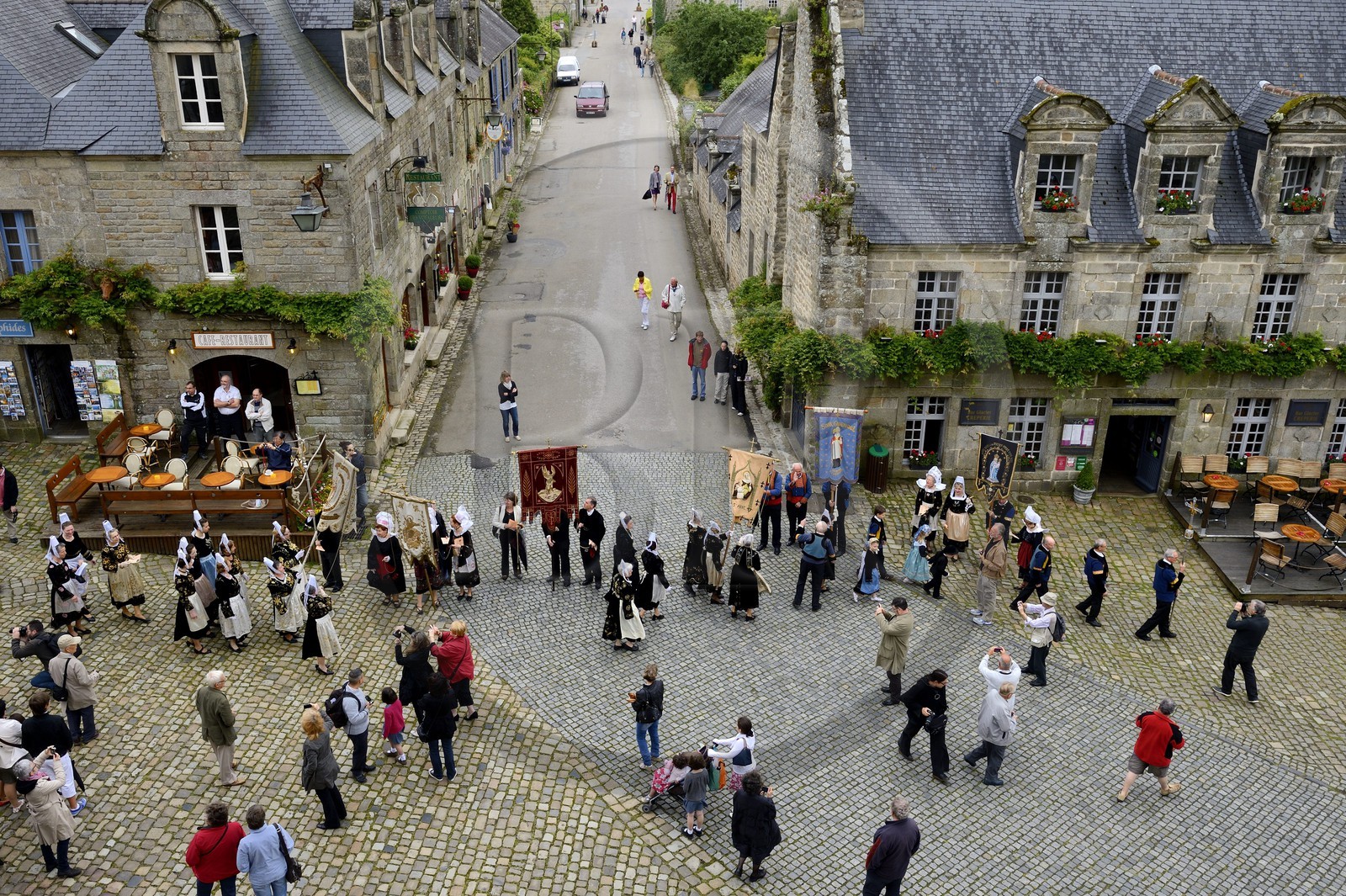 France, Finistère (29), Locronan, labellisé Les Plus Beaux Villages de France, procession de la petite Troménie, acceuil des emblêmes religieux des paroisses voisines sur la place de l'église et la cérémonie du baiser des bannières