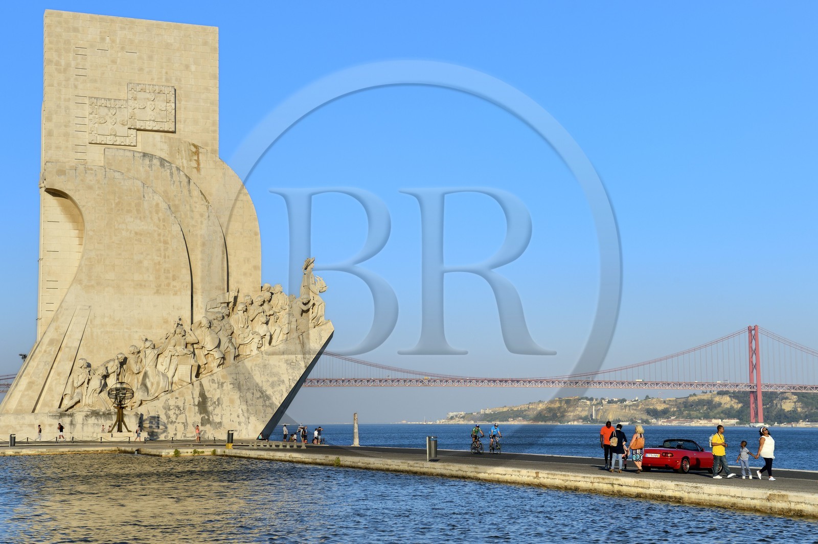 Portugal, Lisbonne, quartier de Belém, Padrao dos Descobrimentos (Monument des Découvertes) datant de 1960 et le le pont du 25 de Abril sur le Tage