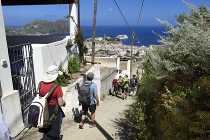 Italie, Sicile, iles Eoliennes, classées Patrimoine Mondial de l'UNESCO, Ile de Lipari, randonneurs redescendant vers la ville de Lipari
