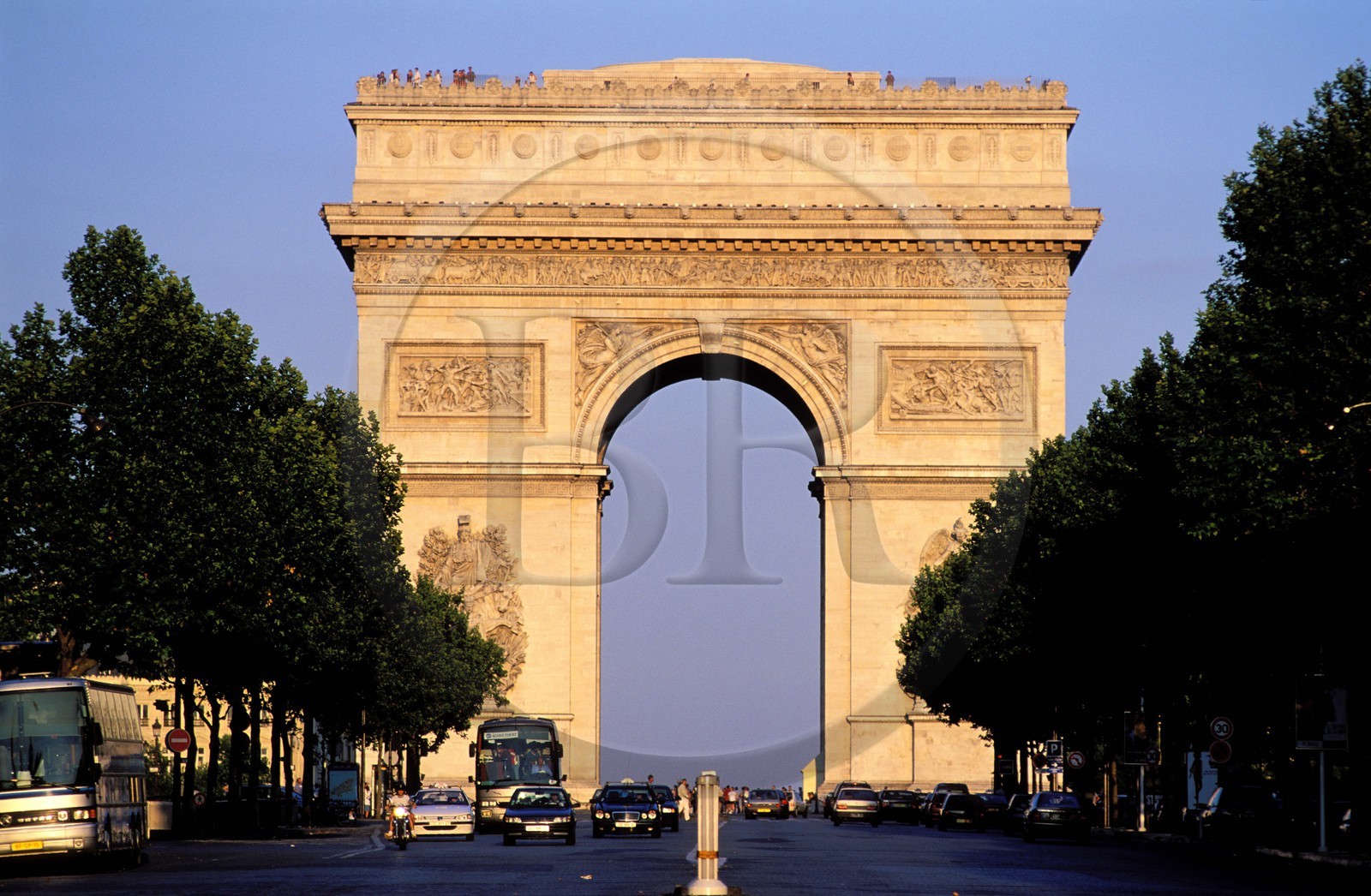 France, Paris (75), l'Arc de Triomphe sur l'avenue des Champs-Elysées
