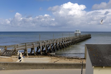 France, Calvados (14), Luc-sur-Mer, la jetée des pêcheurs