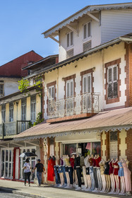 France, Guyane, Cayenne, rue du Lieutenant Becker dans la vieille ville, mannequins placés à l'extérieur devant le magasin de prêt à porter
