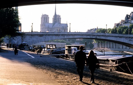 France, Paris (75), couple marchant sur le quai et le pont de la Tourelle, Notre-Dame