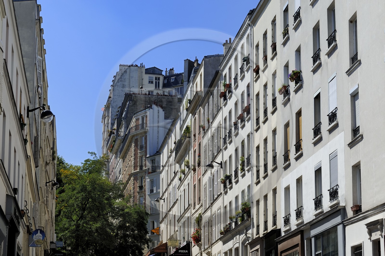 France, Paris (75), la rue Muller qui descend de la Butte Montmartre