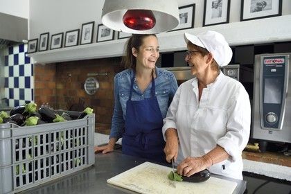 France, Vaucluse (84), Parc Naturel Regional du Luberon, Cadenet (Lourmarin), Auberge La Fenière 1 étoile Michelin, la chef étoilée Reine Sammut et sa fille Nadia