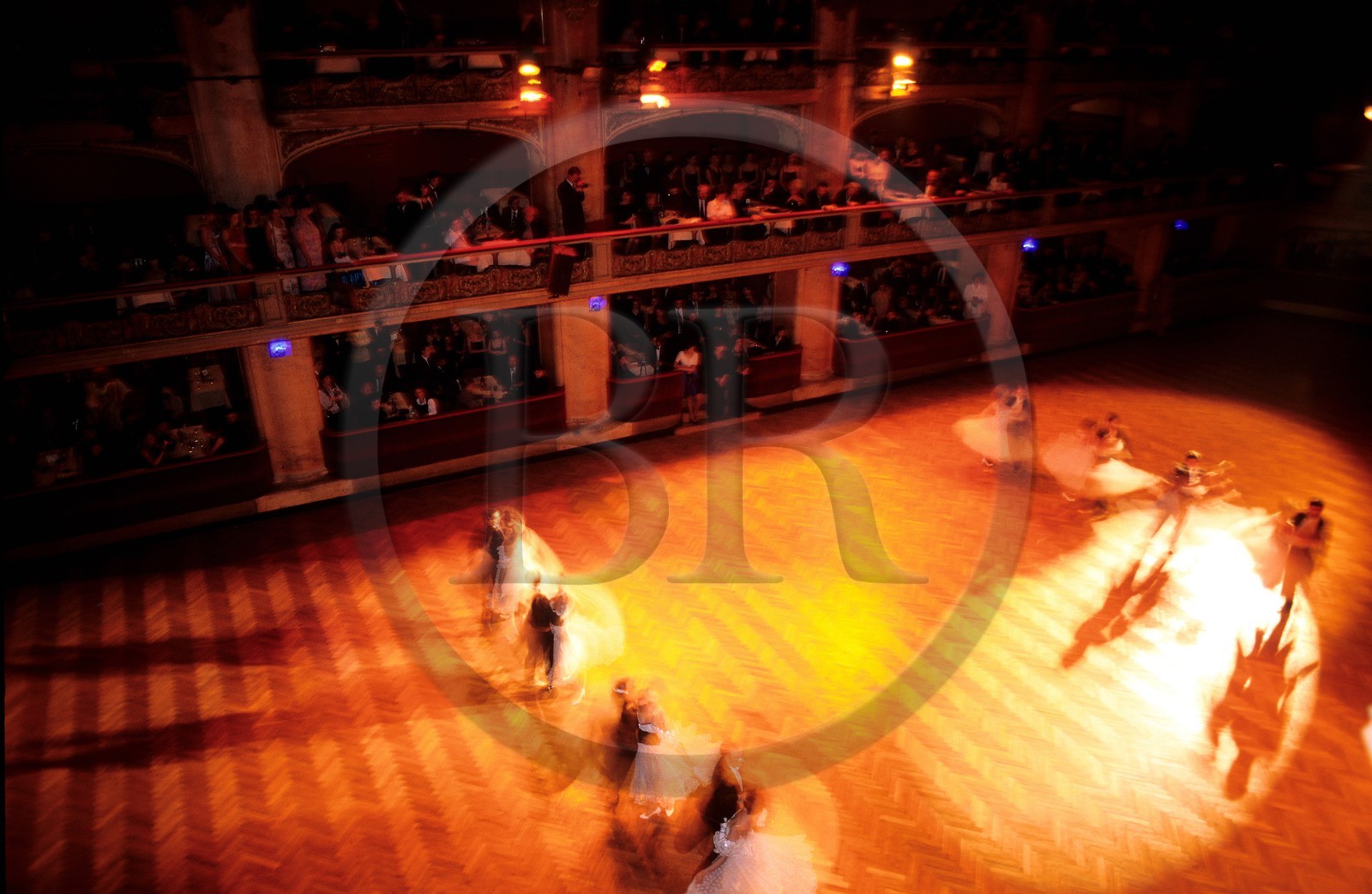 République Tchèque, Prague, Nové Mesto, salle de bal du Lucerna, valses d'un traditionnel bal du bac