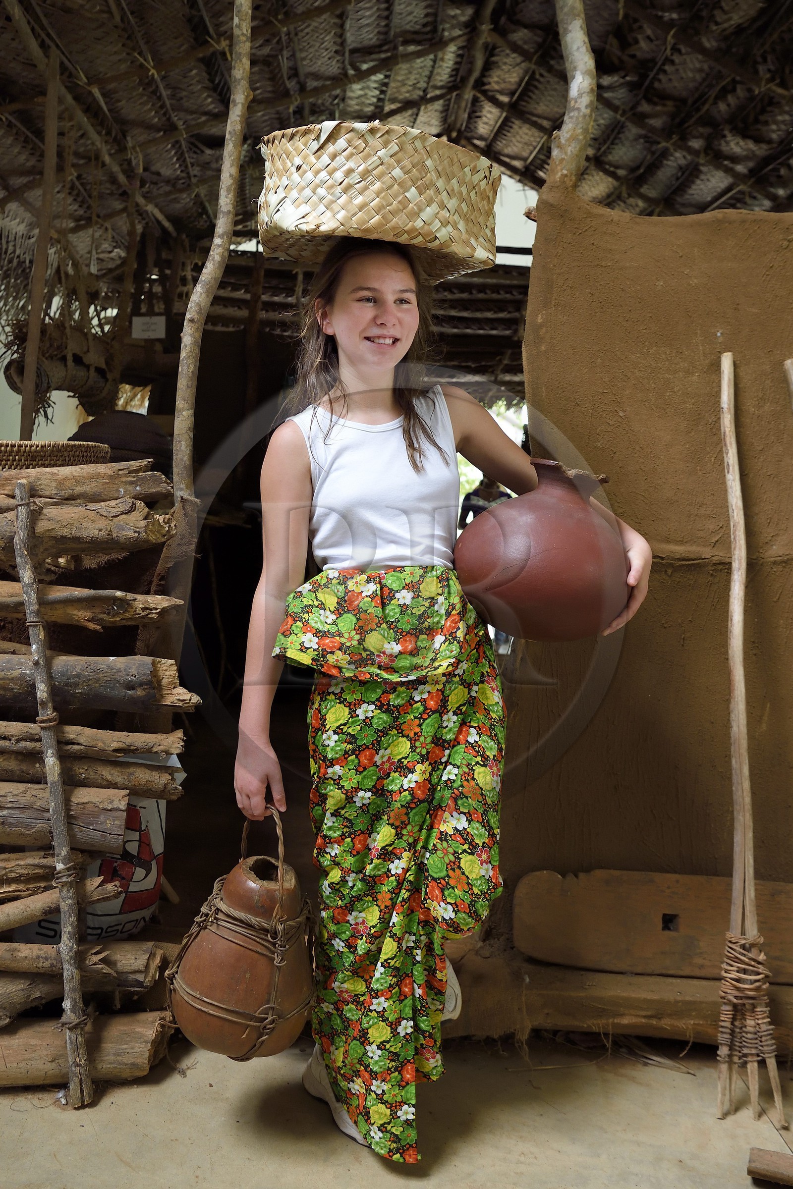 Sri Lanka, province centrale, district de Matale, Sigiriya, ville ancienne de Sigiriya classée patrimoine mondial de l'UNESCO, musée de l'ancien palais forteresse du Rocher du Lion, habillage en tenue traditionnelle