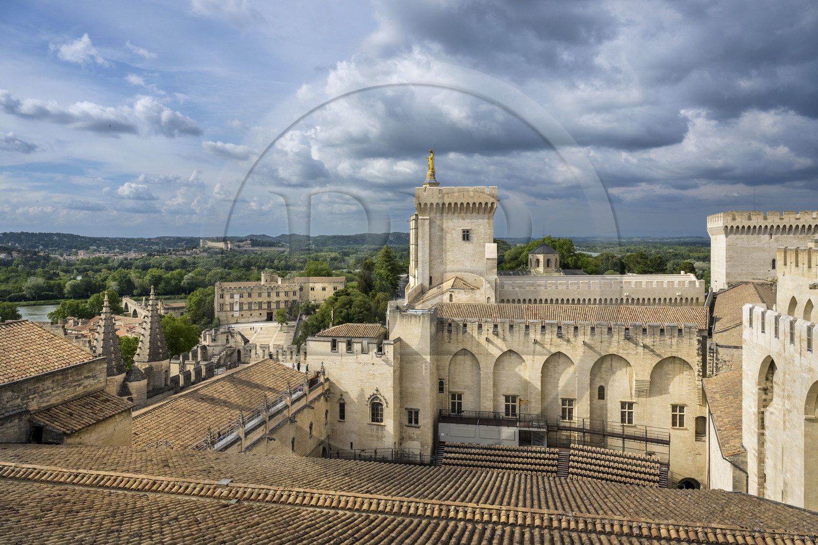 France, Vaucluse (84), Avignon, Palais des Papes classé Patrimoine mondial de l'UNESCO, le Fort Saint-André à Villeneuve-lès-Avignon en arrière plan