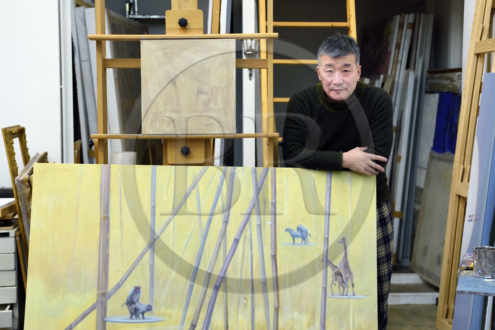 France, l'artiste peintre Xiao Fan Ru dans son atelier des Lilas près de Paris