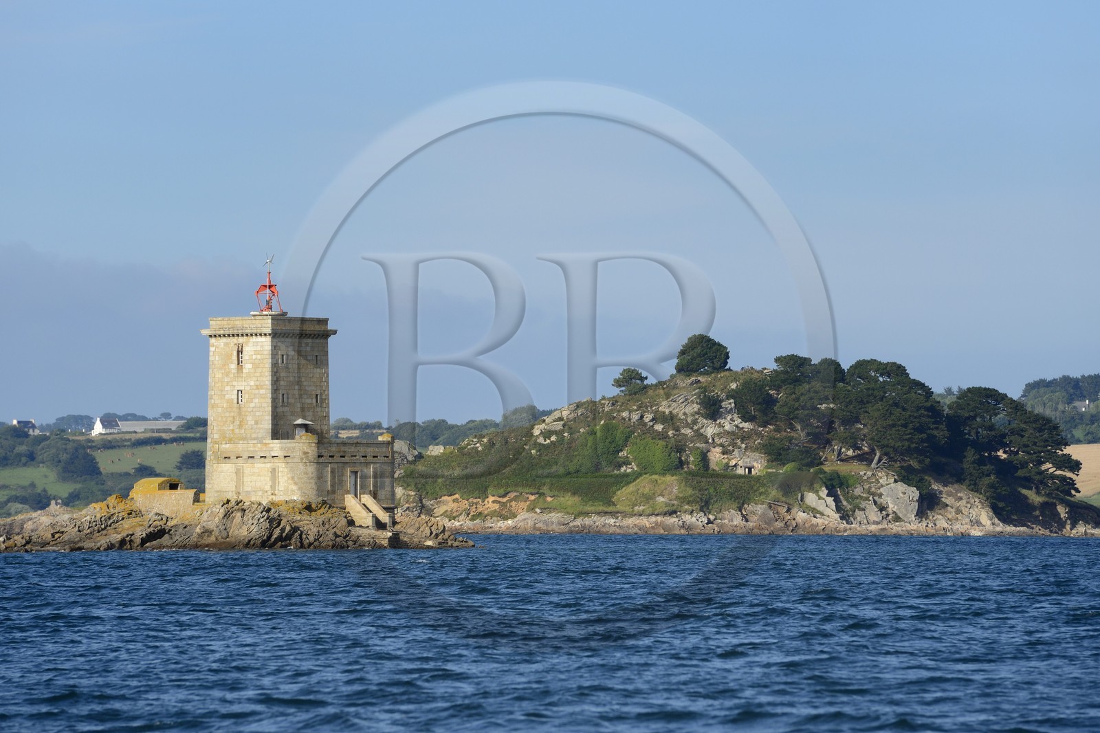 France, Finistère (29), Baie de Morlaix, le phare de l'Ile Noire devant l'Ile Sterec