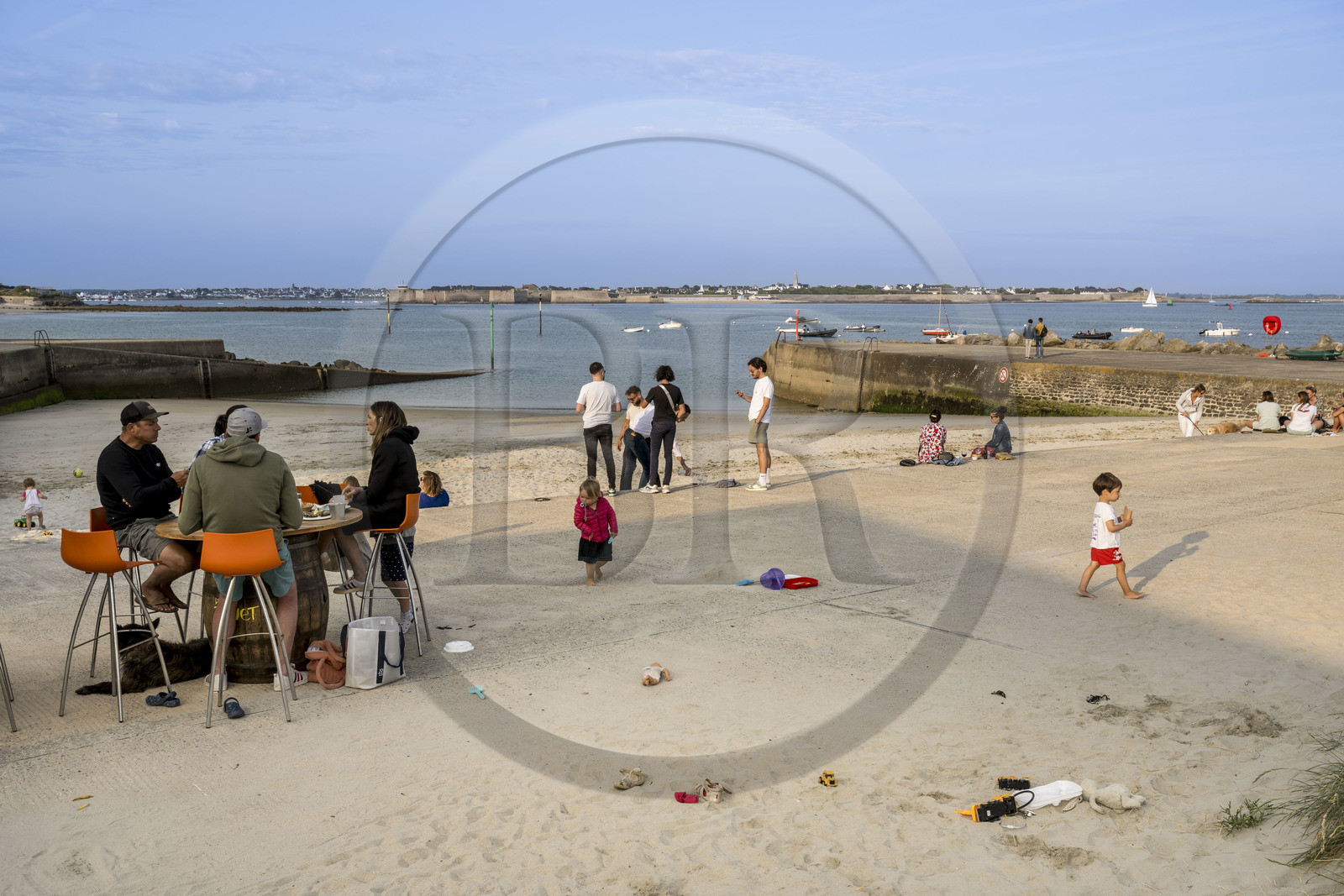 France, Morbihan (56), rade de Lorient, Larmor-Plage, Pointe des Blagueurs à l'extrémité de la plage de Port-Maria et Port-Louis en arrière plan