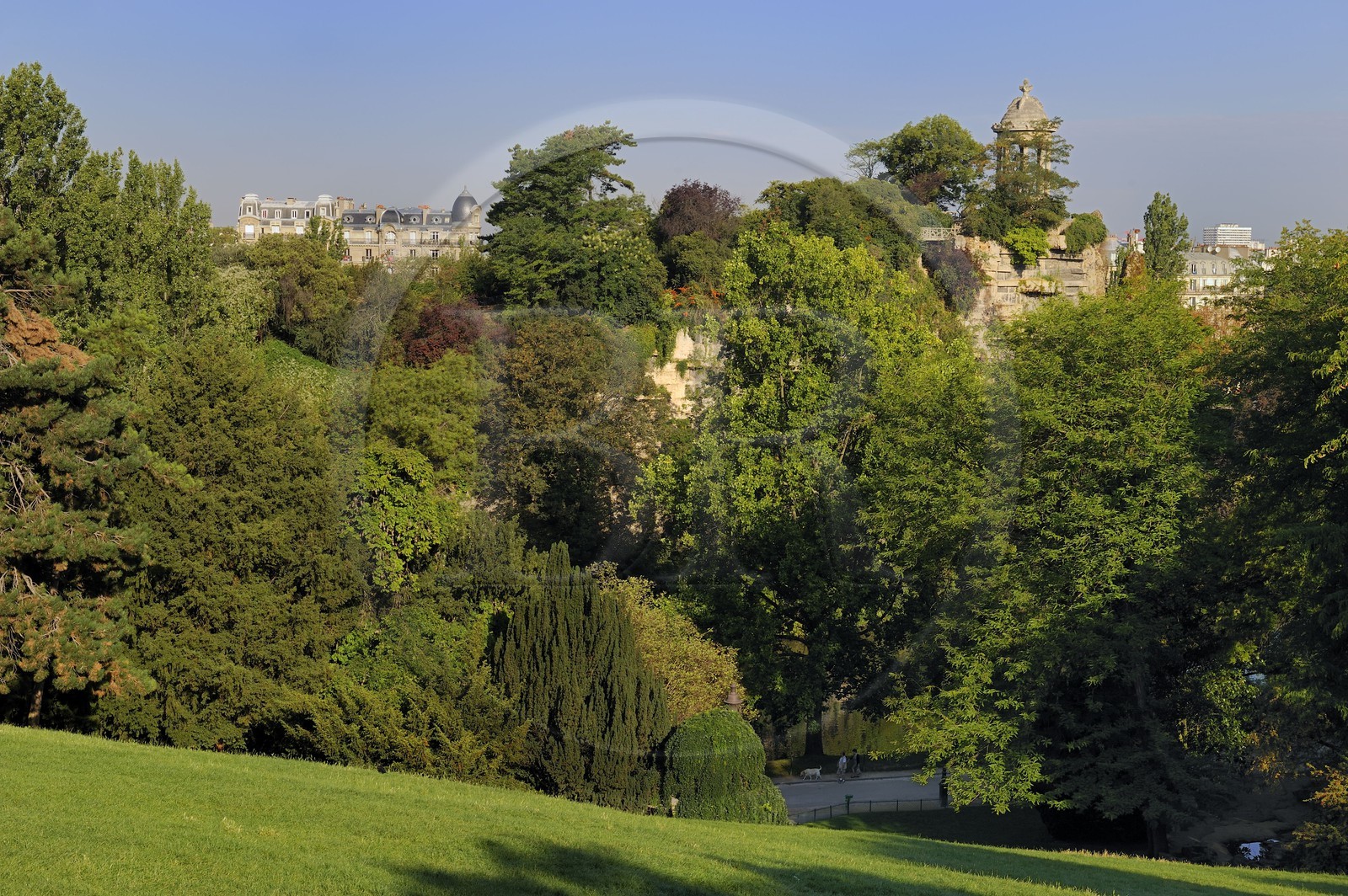 France, Paris (75), parc des Buttes Chaumont, l'île du parc surmontée du temple de la Sibylle construit en 1869 par l'architecte Gabriel Davioud