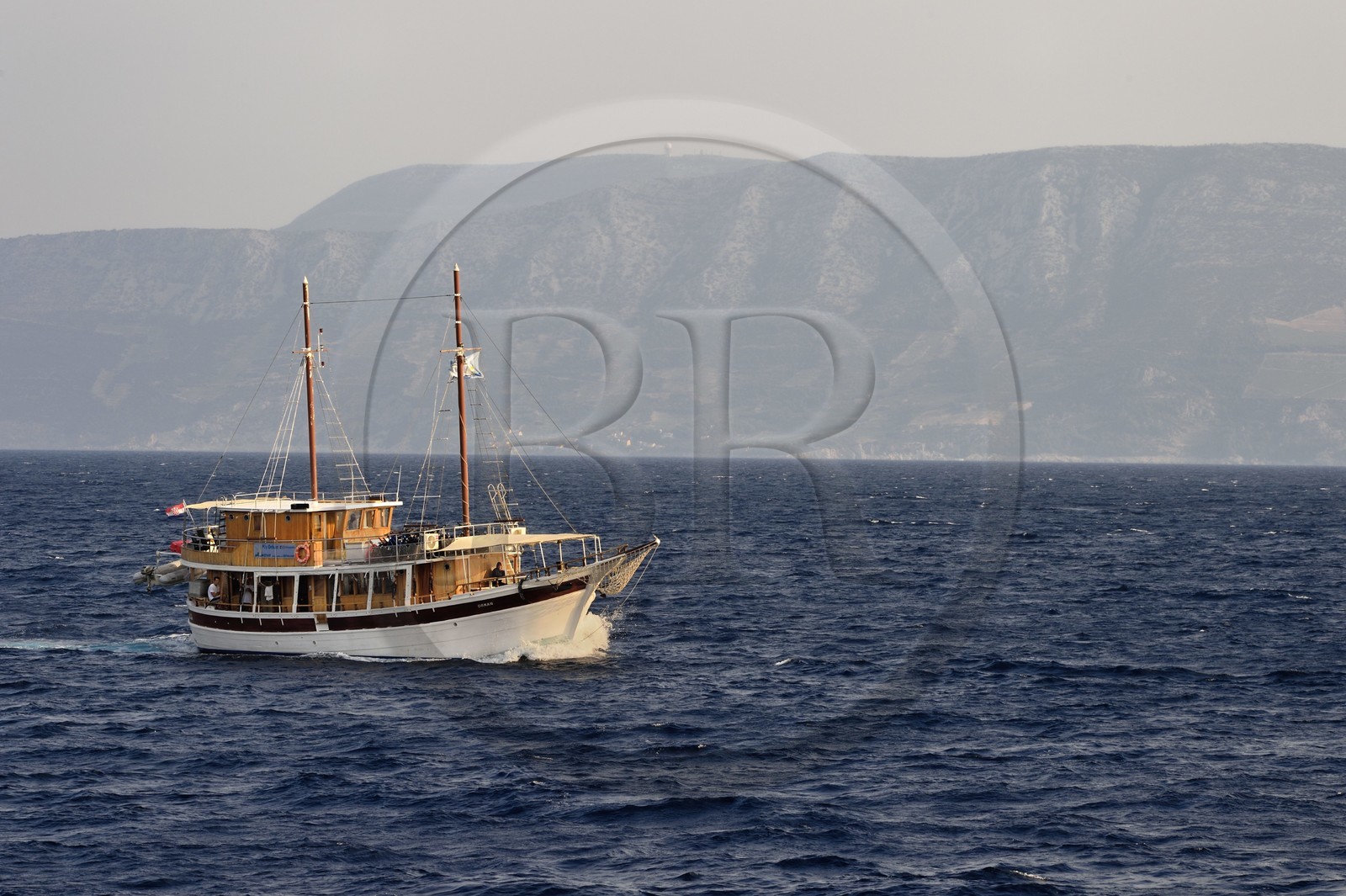 Croatie, Dalmatie, cote dalmate, bateau de croisière passant au large de l'Ile de Korcula
