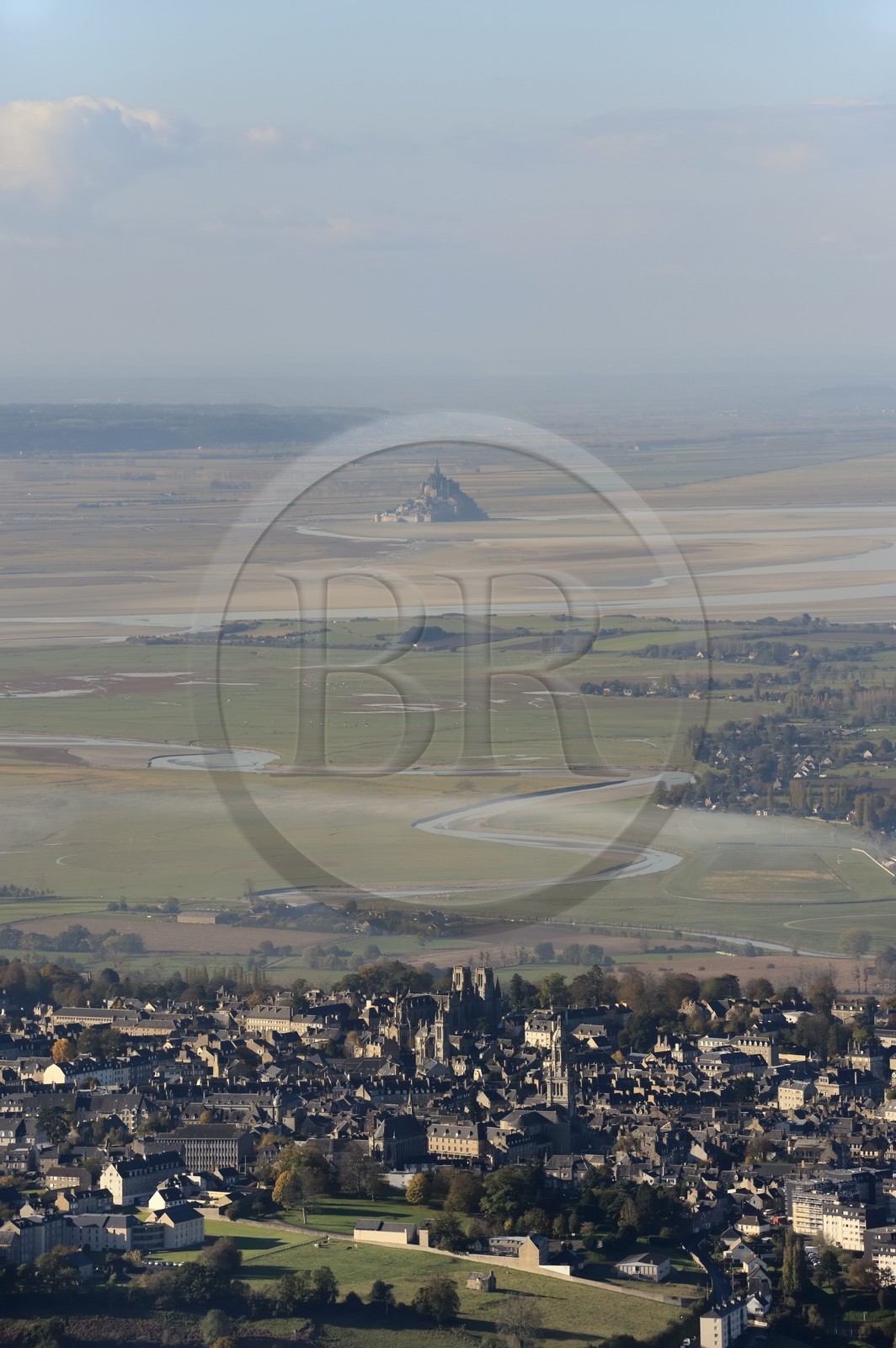 France, Manche (50), Baie du Mont-Saint-Michel, classée Patrimoine Mondial de l'UNESCO, le Mont-Saint-Michel à marée basse et la ville d'Avranches en premier plan (vue aérienne)