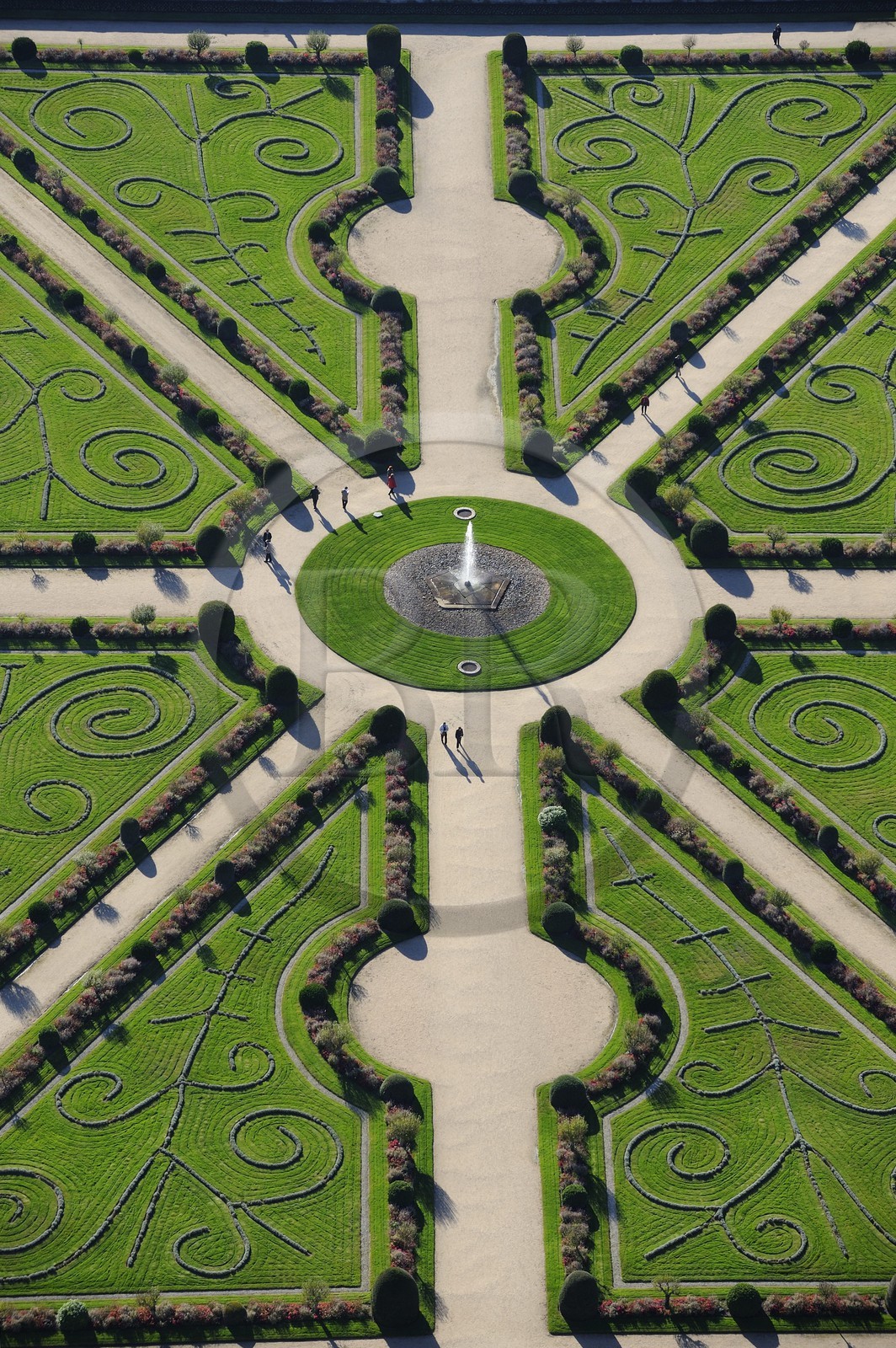 France, Indre-et-Loire (37), Jardin de Diane de Poitier à la française du château de Chenonceau (vue aérienne)