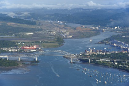 Panama, Panama City, le Pont des Amériques (Puente de las Americas) sur le chenal d'accès au Canal de Panama coté Océan Pacifique, les écluses de Miraflores en arrière plan (vue aérienne)