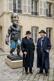 France, Paris, Musée Maillol art museum, German painter and sculptor Markus Lüpertz during his exhibition in dialogue with the work of Aristide Maillol, his gallerist Michael Werner on his right, sculpture Der Morgen oder Hölderlin, 2011, Painted bronze