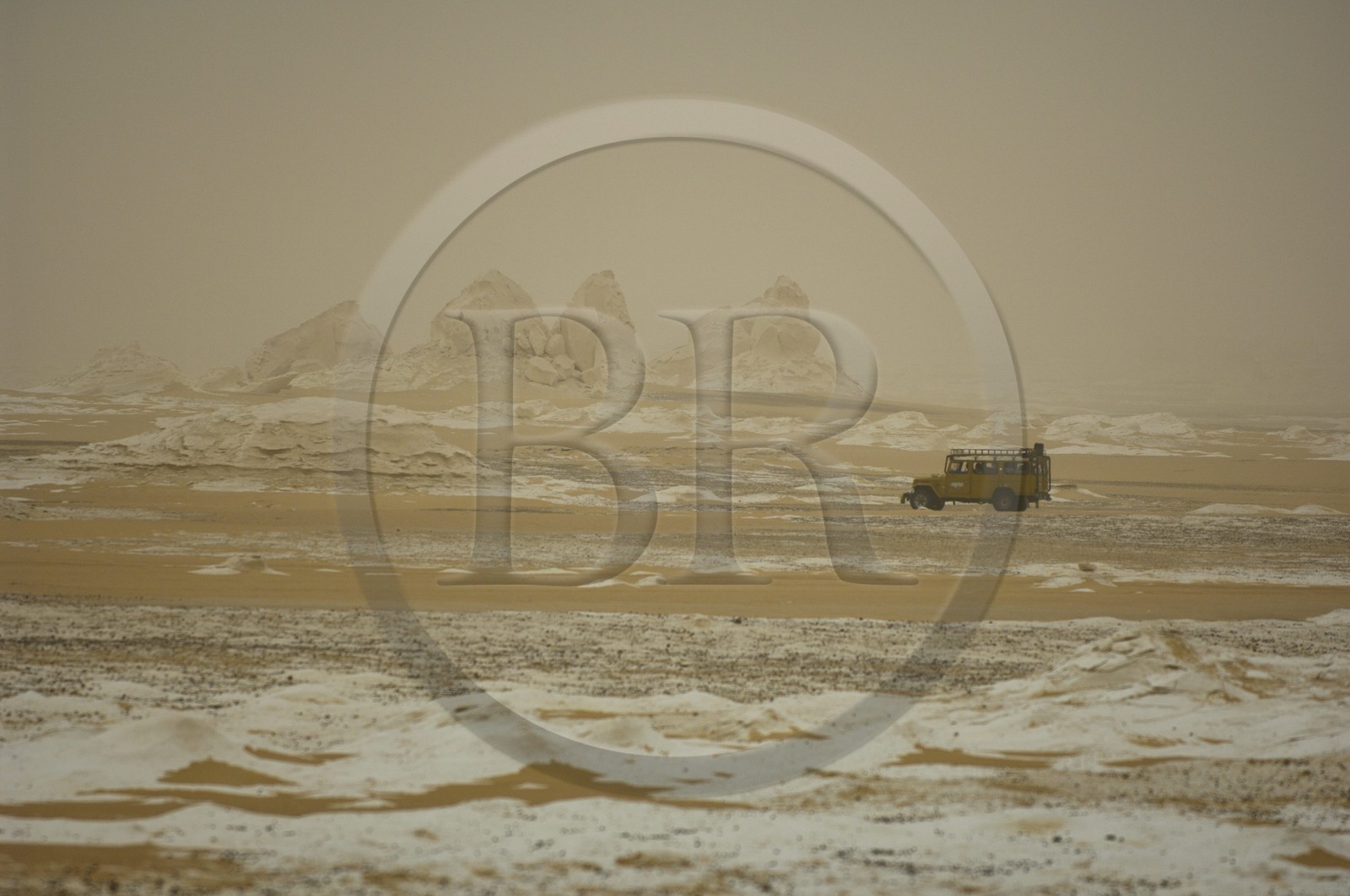 Egypte, désert libyque, tempêtre de sable dans le Désert Blanc au nord de Farafra