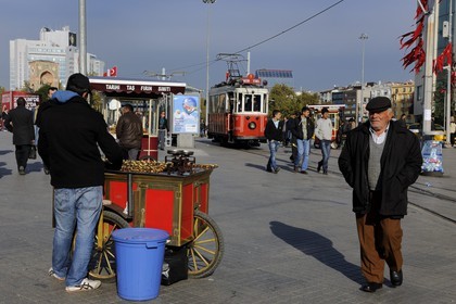 Turquie, Istanbul, quartier de Beyoglu, le vieux tramway à Taksim au bout de la rue Istiklal Caddesi