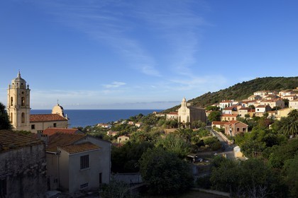 France, Corse-du-Sud (2A), Cargèse, l'église de l'Assomption dite latine au premier plan et l'église Saint Spyridon grecque catholique de rite oriental en arrière plan