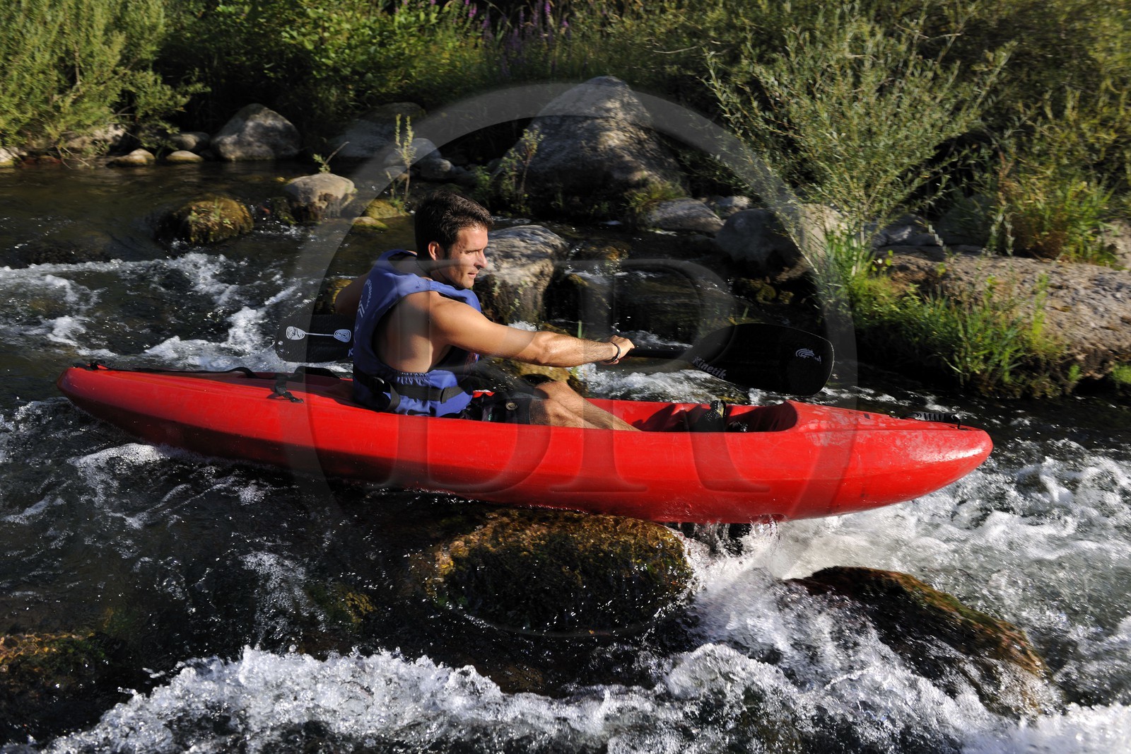 France, Hérault (34), vallée de l' Orb, descente en canoë-kayak de la rivière Orb au moulin de Travassac à Mons la Trivalle, Sylvain Cathala de Ateliers Rivière Randonnées