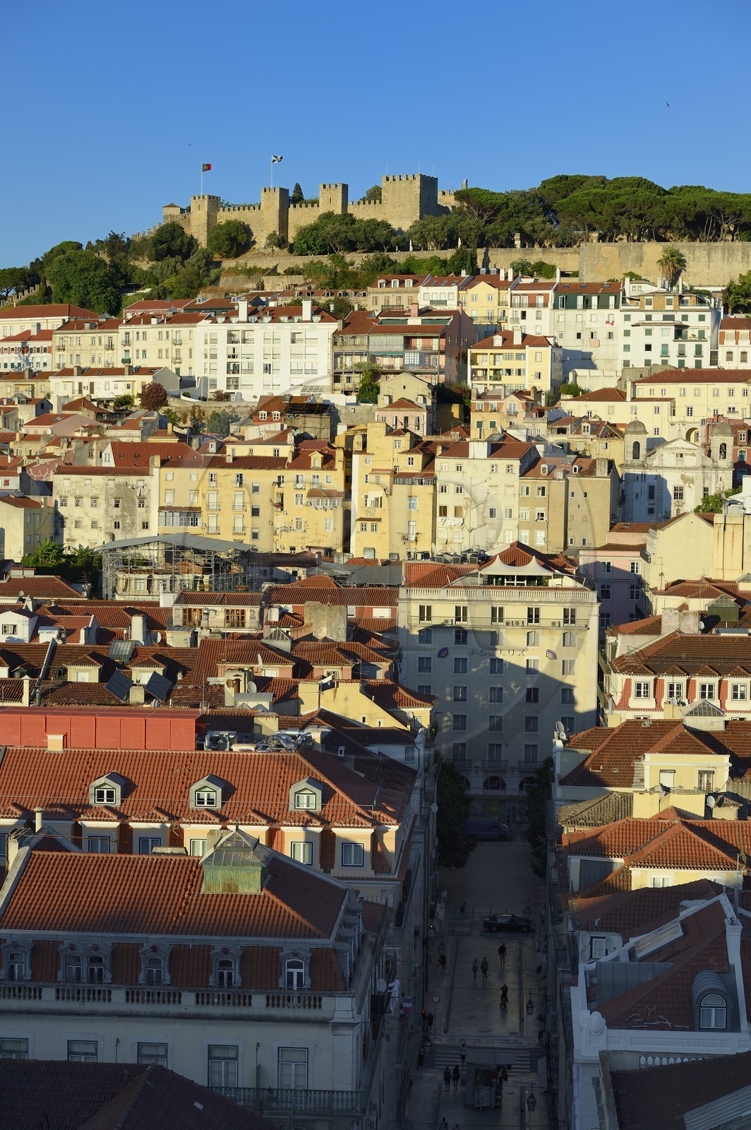 Portugal, Lisbon, city ​​view from the elevador (elevator) de Santa Justa and the Castelo Sao Jorge (Castle of St. George) on the Alfama hill, the rua Santa Justa in the foreground