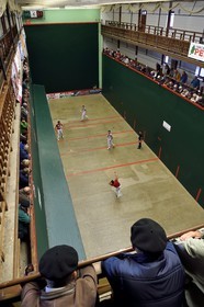 France, Pyrénées-Atlantiques (64), Pays-Basque, Saint-Jean-Pied-de-Port, trinquet Garat, traditionnelle partie de Pelote basque à main nue pour la coupe des Chasseurs
