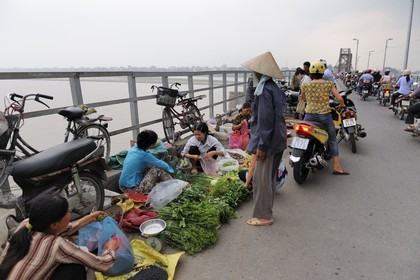 Vietnam, Hanoï, small market on Long Bien Bridge former Paul Doumer Bridge only for trains, motocycles, bicycles and pedestrians