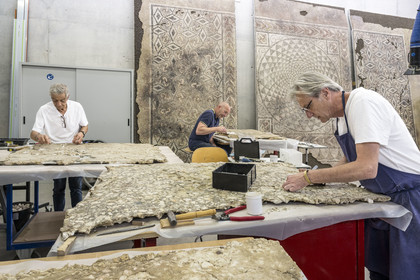 France, Bouches-du-Rhône (13), Arles, musée départemental Arles antique, atelier de conservation et de restauration, restauration du tullo, mortier antique découvert dans la maison de la harpiste (entre 70 et 50 av. J.-C.)