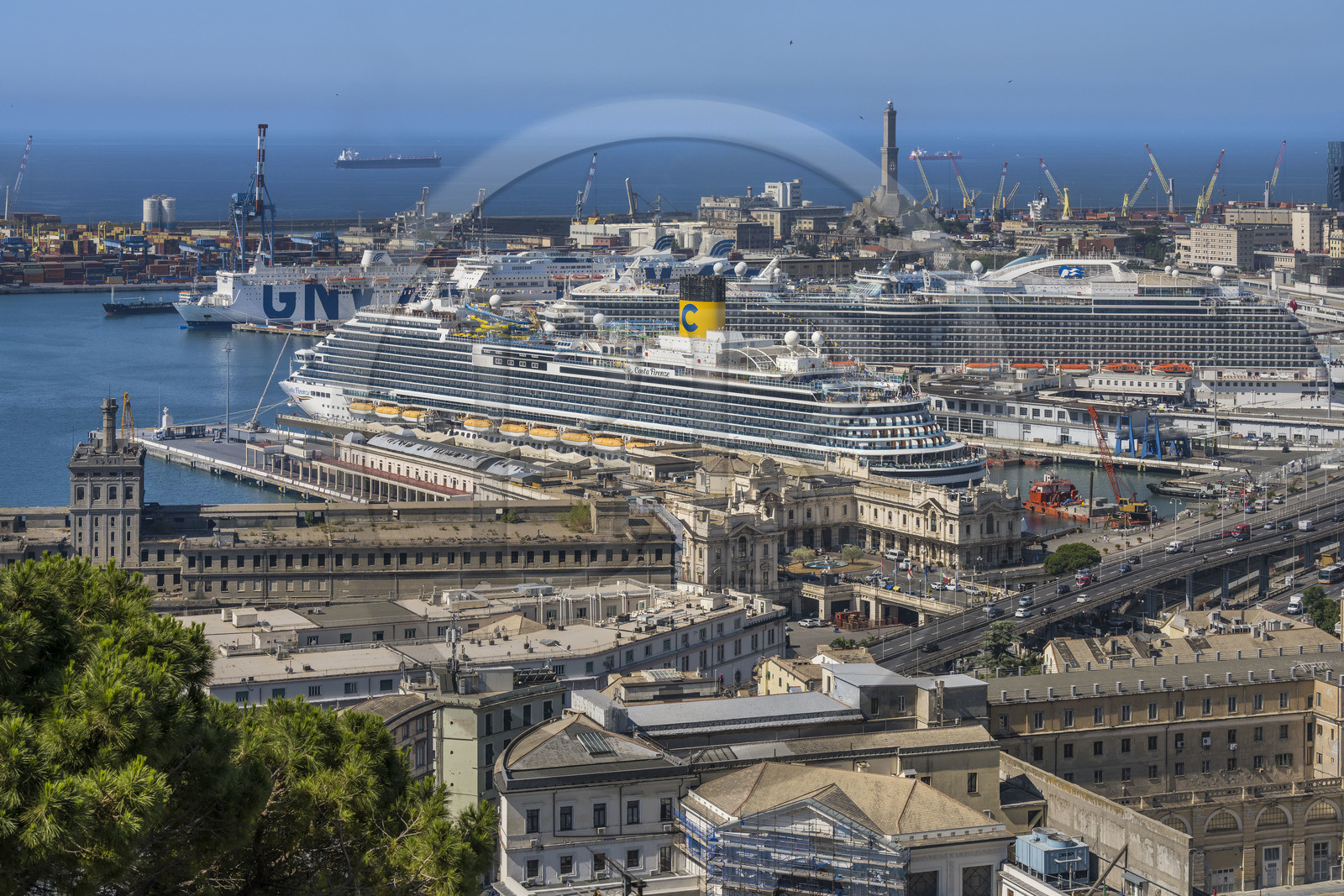 Italie, Ligurie, Gênes, le port de commerce et le terminal des passagers dominés par le phare de la Lanterna