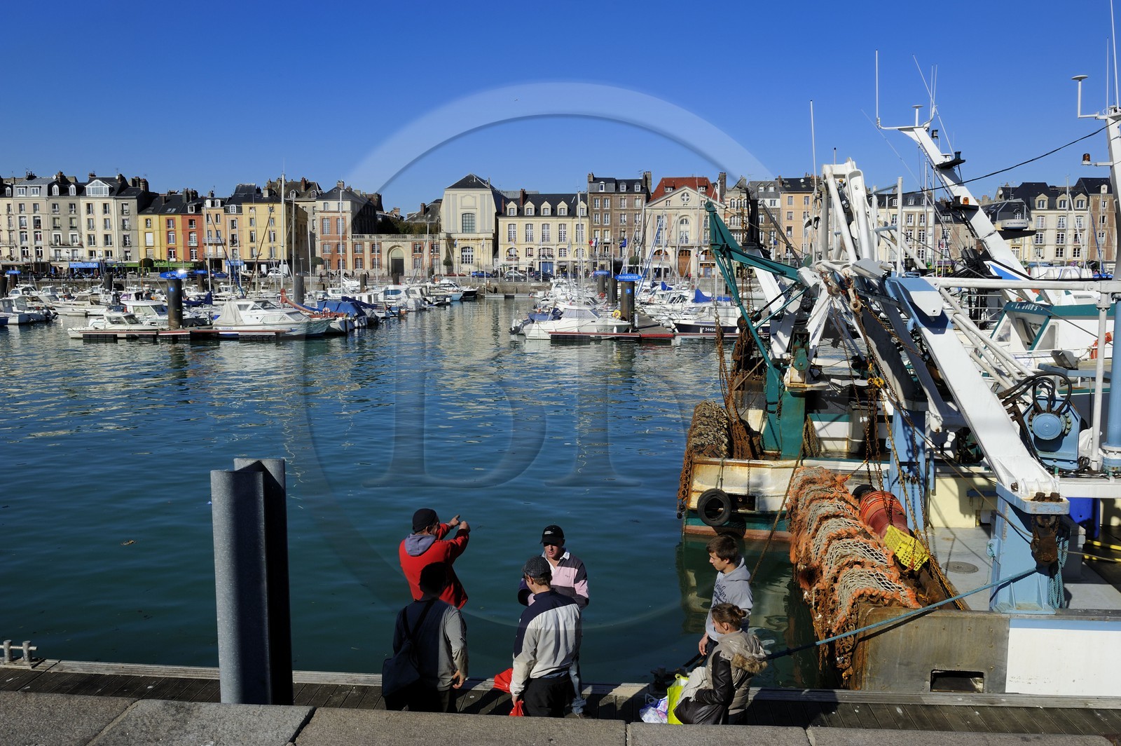 France, Seine-Maritime (76), Dieppe, le port et le quai Henri IV avec l'ancien Collège des Oratoriens, pêcheurs en discussion